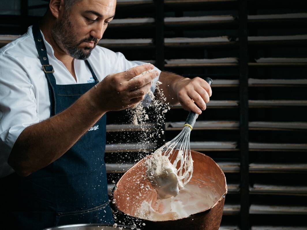 Michel Artigarrede fabriquant le g&acirc;teau Russe